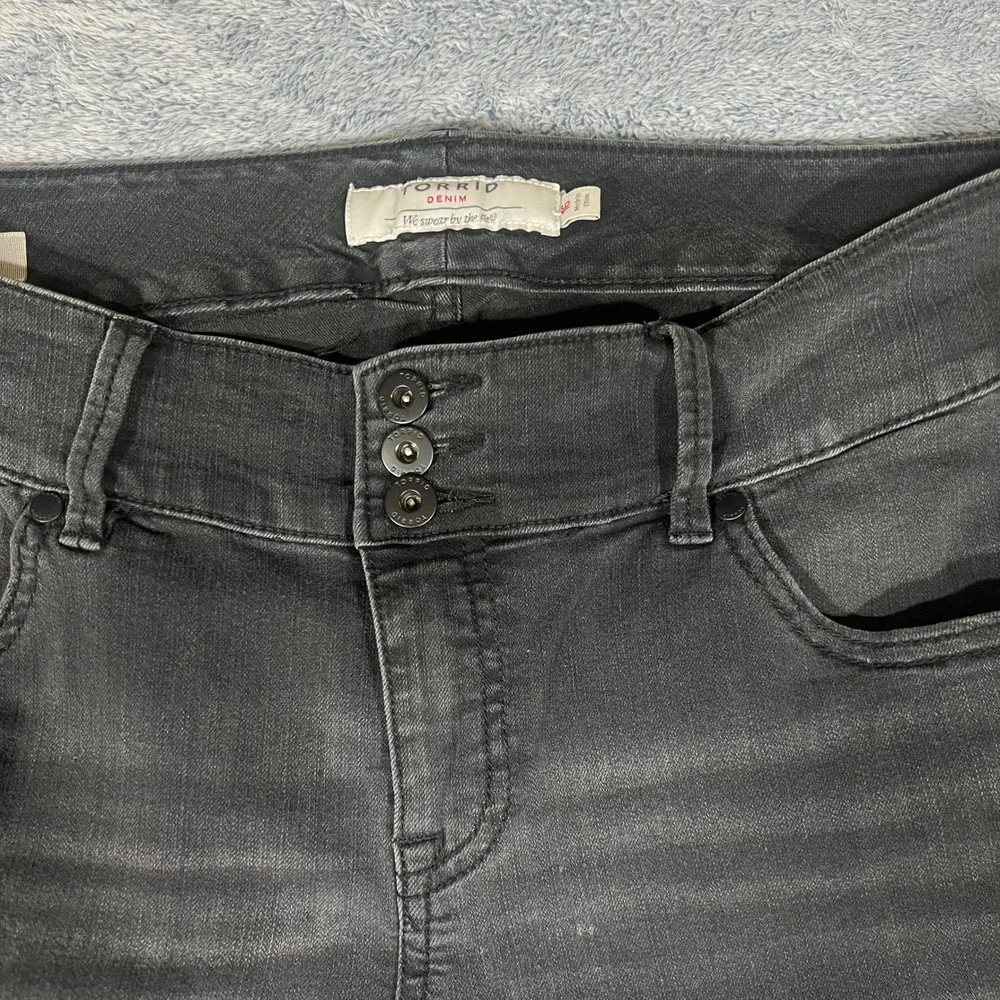 Torrid‎ Denim Black Faded Jeggings Women's Size 16 Triple Button Stretch Jeans